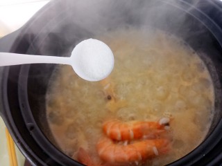 15、鲜虾粥,再放一勺盐