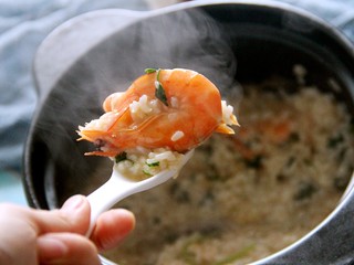 17、鲜虾粥,再焖一分钟，就可以吃了，热乎乎的