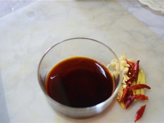 4、醋溜白菜,将汤汁调料混合一起，拌匀备用