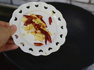 5、醋溜白菜,锅中油温热，加入姜丝，蒜末，辣椒炒香