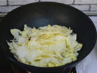 6、醋溜白菜,加入白菜梗翻炒两分钟