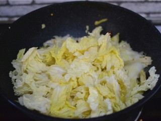 7、醋溜白菜,再加入白菜叶