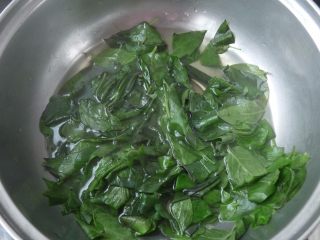 2、椰蓉山药青团,鸡矢藤叶子用2碗的水,加点茶油焯至转绿,关火