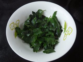 3、椰蓉山药青团,鸡矢藤叶子晾凉