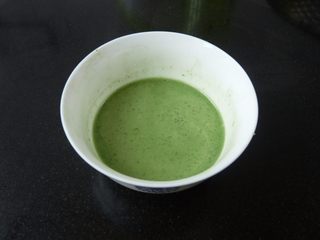 6、椰蓉山药青团,取3匙左右的汁液加入马蹄粉拌好待用