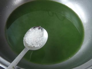 7、椰蓉山药青团,余下的鸡矢藤叶子汁加入糖小火煮煮溶化