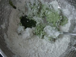 10、椰蓉山药青团,把绿糊浆一点点加入糯米粉中,一边加一边拌粉