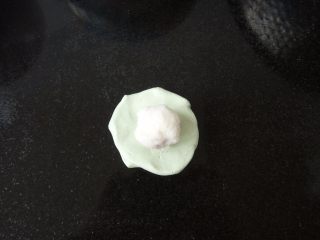 14、椰蓉山药青团,取一份粉团,压开,放上山药泥