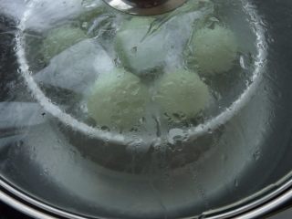 16、椰蓉山药青团,沸水入锅,碟子涂上山茶油,放上做好的团子,大火蒸10分钟即可
