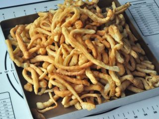 10、蔓越莓萨琪玛,炸好的沙琪玛条，单独吃味道也是棒棒哒。