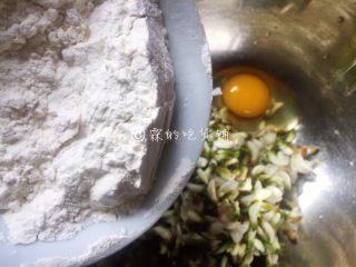 5、槐花饼,倒入面粉。