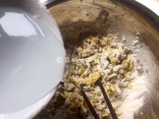 7、槐花饼,少量多次的加水，搅拌。