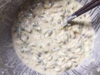 8、槐花饼,最后搅拌成这种稀糊状。