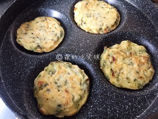 10、槐花饼,一面煎熟后翻面，再煎另一面。