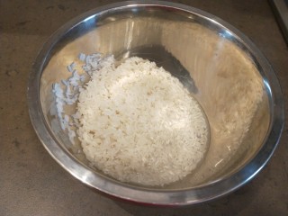 3、生滚牛肉粥,五常大米150克投洗干净。