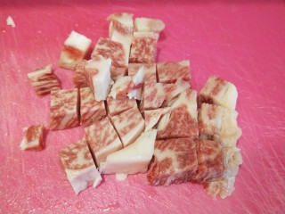 5、生滚牛肉粥,牛肉切成小块,我用的是牛排肉更嫩滑。