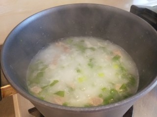 10、生滚牛肉粥,放入芥菜叶。