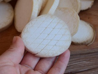 3、酱汁杏鲍菇,反正面划十字花