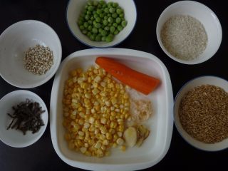 1、瑶柱蔬菜杂粮粥,各材料，瑶柱泡透撕开