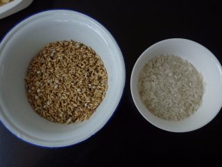 2、瑶柱蔬菜杂粮粥,燕麦提前泡透，香米洗过即可