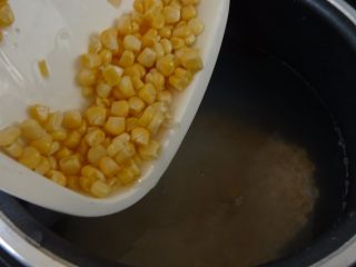 4、瑶柱蔬菜杂粮粥,下玉米