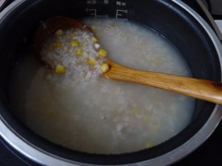 7、瑶柱蔬菜杂粮粥,待粥还余下15分钟时，开盖