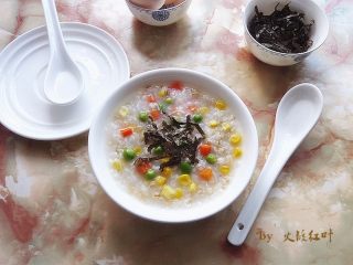 10、瑶柱蔬菜杂粮粥,粥上碗，撒下即食紫菜即可食用