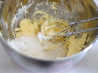 3、醇香酥脆的曲奇饼干（曲奇枪版），冬日温暖小零食,4、用打蛋器把黄油搅拌匀，无需打发，倒入细砂糖和糖粉，先压拌一下让糖粉融入到黄油中，之后开启电动打蛋器打发到黄油发白，而且比较蓬松