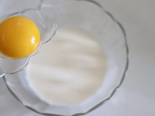 4、醇香酥脆的曲奇饼干（曲奇枪版），冬日温暖小零食,蛋黄和淡奶油混合均匀。