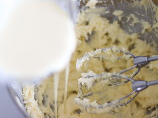 5、醇香酥脆的曲奇饼干（曲奇枪版），冬日温暖小零食,分多次倒入到打发的黄油中，每一次都要打匀后再倒，大约3-4次。