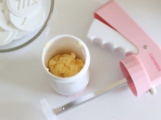 8、醇香酥脆的曲奇饼干（曲奇枪版），冬日温暖小零食,曲奇枪放好花片，放入适量的曲奇面团。