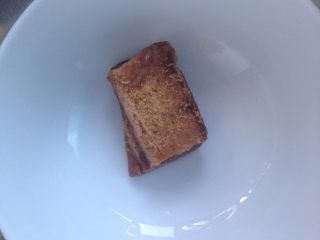 3、红豆汤,熬煮差不多快好了，放红糖一小块。