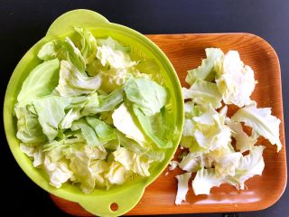 4、手撕包菜,把叶子撕成小片,菜梗比较硬,我掰出来丢弃了。
