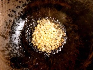 8、手撕包菜,加蒜末爆香。