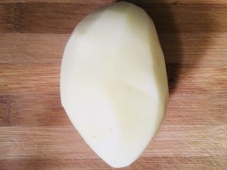 2、土豆饼,土豆去皮洗净