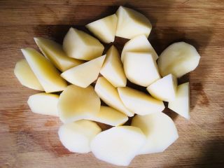 3、土豆饼,切成滚刀块