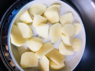 6、土豆饼,把切好的土豆块放在盘子里再放入蒸锅中