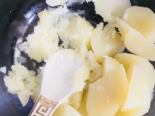 8、土豆饼,蒸好的土豆用勺子压成泥