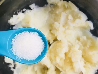 10、土豆饼,趁热加入白糖