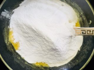 14、土豆饼,倒入糯米粉