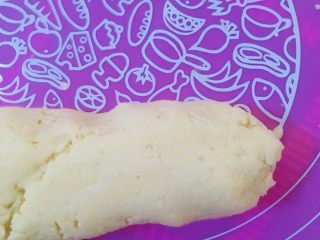 17、土豆饼,把面团搓成长条