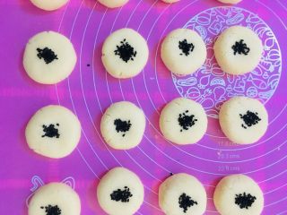 22、土豆饼,在饼的上面放上一些黑芝麻,用手轻轻的按一下