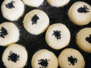 24、土豆饼,放入做好的小饼,全程小火煎制