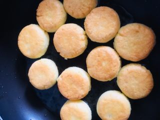 27、土豆饼,直至两面金黄即可