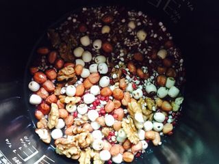 6、腊八节+腊八粥,将电饭煲内胆取出来倒入步骤4⃣️的食材