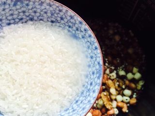 7、腊八节+腊八粥,倒入大米