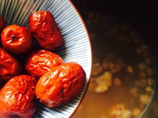 11、腊八节+腊八粥,待煮至三十分钟后打开锅盖倒入清洗干净的红枣