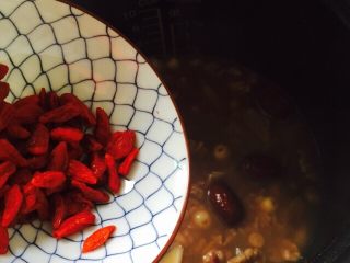 14、腊八节+腊八粥,待腊八粥煮熟后倒入清洗干净的枸杞焖两分钟