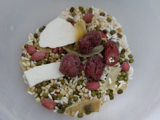 1、杂粮养生粥的3+1种吃法,所有杂粮混合淘洗干净