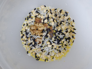 3、杂粮养生粥的3+1种吃法,所有杂粮混合，淘洗干净